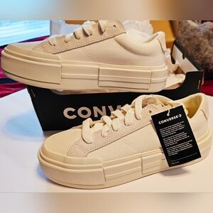 UNISEX  Converse Platform Sneakers in Cream